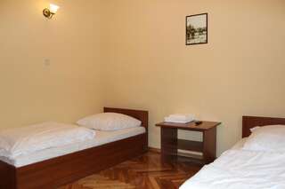 Мини-отель Hotelik Polonia Лович Двухместный номер с 1 кроватью или 2 отдельными кроватями и внешней ванной комнатой-1