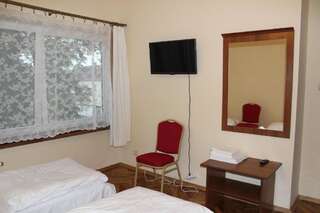 Мини-отель Hotelik Polonia Лович Двухместный номер с 1 кроватью или 2 отдельными кроватями и внешней ванной комнатой-2