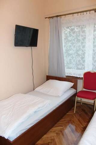 Мини-отель Hotelik Polonia Лович Двухместный номер с 1 кроватью или 2 отдельными кроватями и внешней ванной комнатой-6