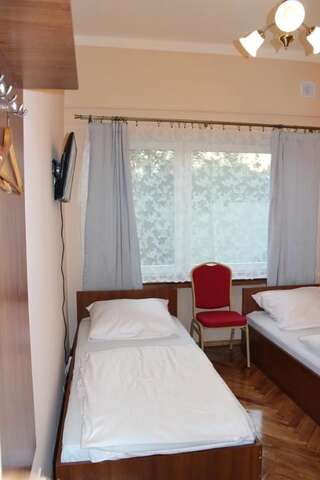 Мини-отель Hotelik Polonia Лович Двухместный номер с 1 кроватью или 2 отдельными кроватями и внешней ванной комнатой-8